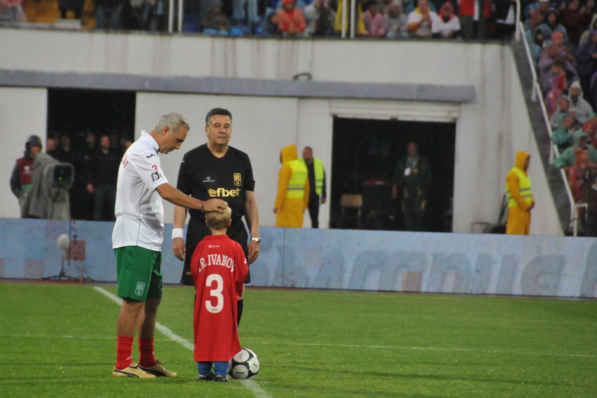 Hristo Stoichkov, vjerovatno najbolji fudbaler Bugarske svih vremena na spektakularan način je proslavio svoj 50. rođendan pred 40.000 ljudi na stadionu "Vasil Levski" u Sofiji. ( İhvan Radoykov - Anadolu Agency )