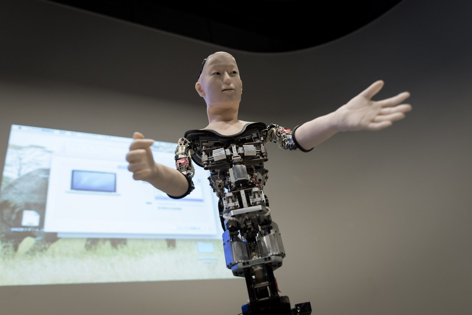 Izložba o humanoidu Alteru predstavljena u Nacionalnom muzeju nauke u Tokiju, u Japanu, danas je zatvorena. Robot Alter ima niz senzora i elektronskih signala sličnih neuronskoj mreži u ljudskom mozgu zbog čega može imitirati pojedine ljudske pokrete. ( Nicolas Datiche - Anadolu Agency )