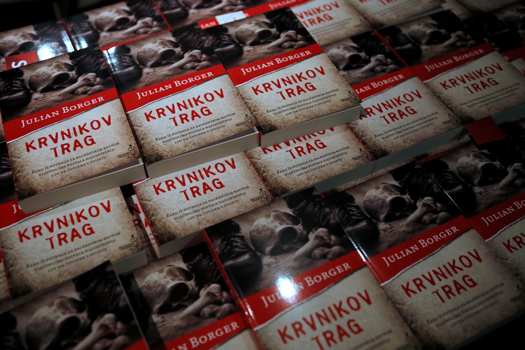 U Sarajevskom ratnom teatru u četvrtak navečer održana je promocija knjige "Krvnikov trag" autora Juliana Borgera, a koja pruža jedinstven i originalan uvid u operacije hvatanja optuženih za ratne zločine na prostoru bivše Jugoslavije ( Denis Zuberi - Anadolu Agency )