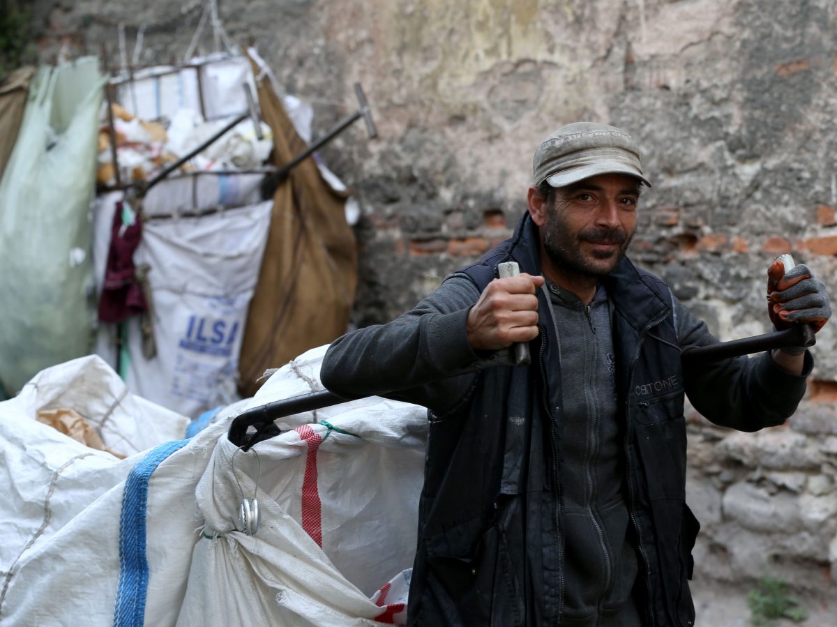 Sirijskom poduzetniku Nadiru Ibrahimu početkom rata u domovini uništene su dvije firme, a potom je i ono malo novaca koji je uspio izvući završilo u rukama prevaranata na izbjegličkoj ruti, tako da sada, kao obrazovan čovjek koji tečno govori pet jezika, preživljava u izbjeglištvu sakupljajući papir po smetljištima u Istanbulu ( İslam Yakut - Anadolu Agency )