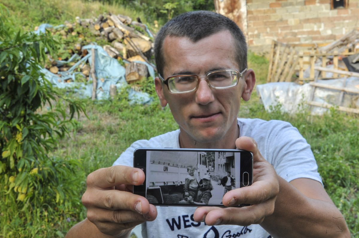 Holanđanka Monique Bergman nedavno je objavila fotografiju snimljenu 1995. godine u Srebrenici, na kojoj u naručju drži srebreničkog dječaka. Nakon više od 20 godina, Bergman je poželjela da sazna šta se dogodilo sa dječakom, da li je preživio srebrenički genocid i gdje se trenutno nalazi.  ( Samir Yordamoviç - Anadolu Agency )