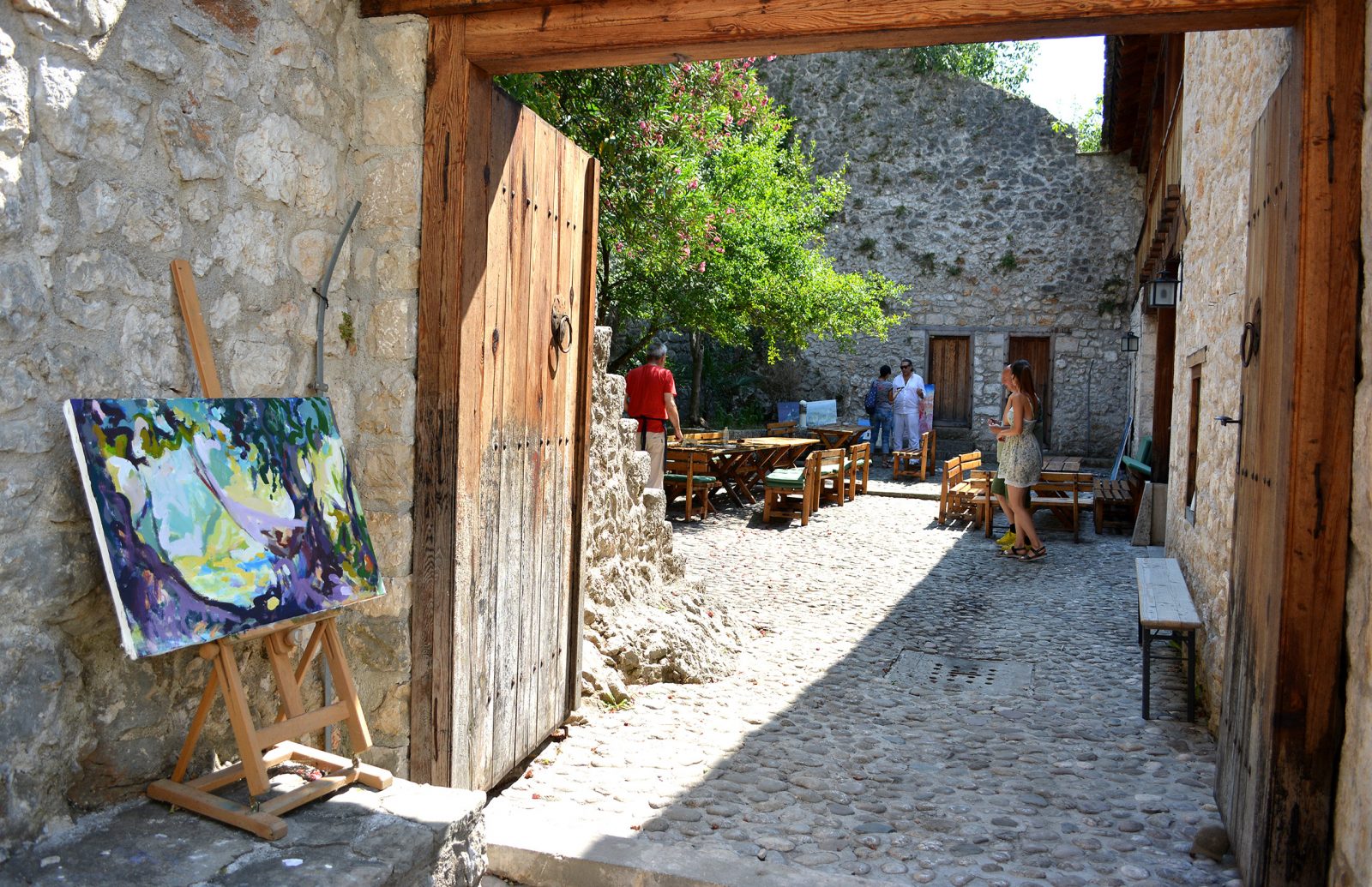Međunarodan likovna kolonija u Počitelju, koja ove godine u povijesnom hercegovačko gradiću okupila umjetnike iz čitave regije, večeras je zatvorena uz prigodnu svečanost i dodjelu certifikata. ( D. Maric - Anadolu Agency )