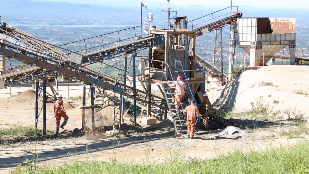 - Ove godine navršava se 100 godina od početka organizovane eksploatacije željezne rude na prijedorskom području, a jedna od nezaobilaznih činjenica je da je u ovom tipično muškom poslu veliki trag ostavila ženska populacija.     ( Bozica Radic - Anadolu Agency )