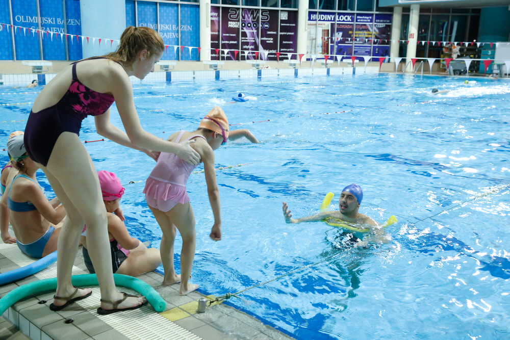 SARAJEVO, BiH - 20. novembar 2016: Graja i smijeh čuju se na Olimpijskim bazenom Otoka u Sarajevu gdje se mališani sa invaliditetom druže i pripremaju za svoje prvo klupsko takmičenje u najzdravijem sportu - plivanju. Osim djece sa invaliditetom i poteškoćama, plivaju i autistični mališani kao i oni sa Downovim sindromom. Svi su dio plivačkog kluba "Spid", koji je kao takav prvi i jedini u BiH namijenjen osobama sa invaliditetom. ( Mustafa Öztürk - Anadolu Agency )