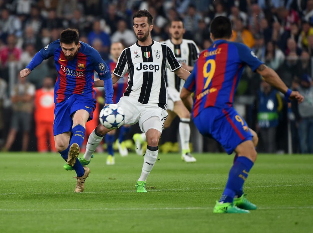 TURIN, ITALY - APRIL 11: Lionel Messi (L) of FC Barcelona in action during the UEFA Champions League Round of 4 first leg match between FC Juventus and Barcelona FC at Juventus Stadium on April 11, 2017 in Turin, Italy.  ( İper Topal - Anadolu Agency )