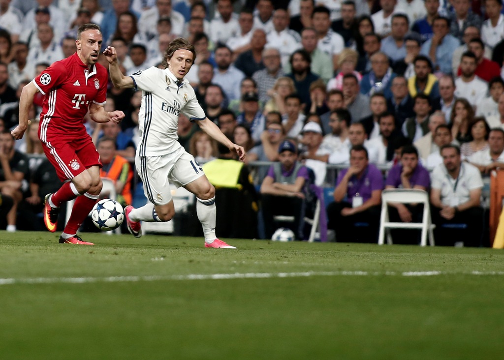 MADRID, SPAIN - APRIL 18 : Franck Ribery (L) of Munich and Luka Modric (R) of Madrid vie for the ball during the UEFA Champions League quarter final match between FC Bayern Munich and Real Madrid, at the Santiago Bernabeu Stadium in Madrid, Spain on April 18, 2017. ( Burak Akbulut - Anadolu Agency )