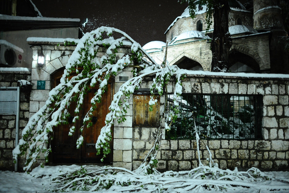 Nakon temperatura koje su se ovih dana penjale i do 20 stepeni Celzijusa u pojedinim dijelovima Bosne i Hercegovine u poslijepodnevnim satima počeo je padati snijeg ( Mustafa Öztürk - Anadolu Agency )