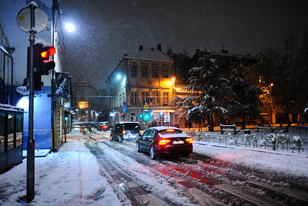 Nakon temperatura koje su se ovih dana penjale i do 20 stepeni Celzijusa u pojedinim dijelovima Bosne i Hercegovine u poslijepodnevnim satima počeo je padati snijeg ( Mustafa Öztürk - Anadolu Agency )