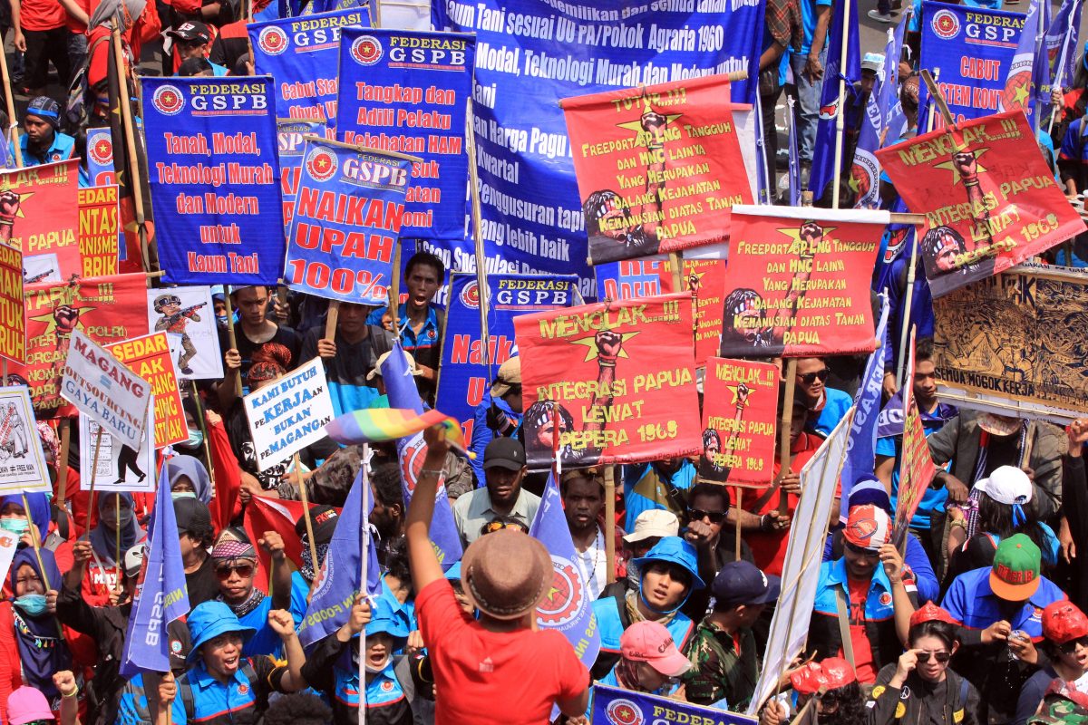 Na centralnom Trgu Hi u glavnom gradu Indonezije Jakarti danas se okupilo više od 40.000 radnika koji su protestnom šetnjom došli pred Palatu predsjednika zemlje i tražili od vlade povećanje plaća i bolju zdravstvenu zaštitu.