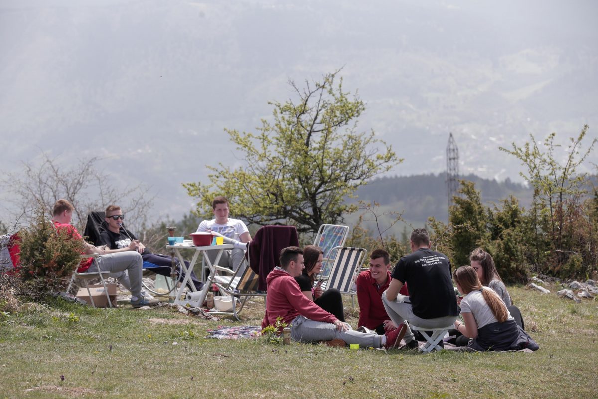 Brojni građani Sarajeva odlučili su Prvi maj - Međunarodni praznik rada proslaviti na popularnom izletištu Barice, desetak kilometara od glavnog grada BiH