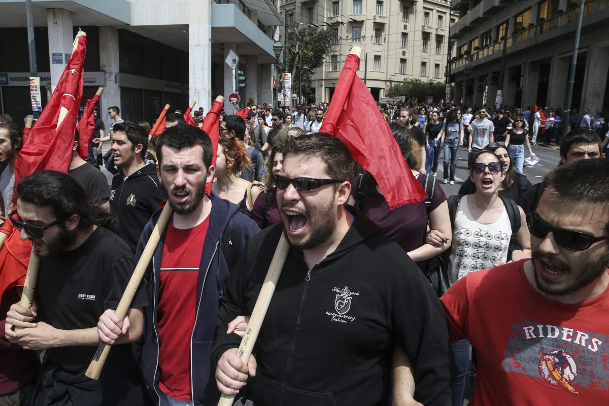 Povodom Međunarodnog praznika rada na ulice Atine izašle su hiljade radnika i građana koji protestiraju zbog mjera štednje i politike grčke vlade koja je smanjila plaće i povećala radne sate