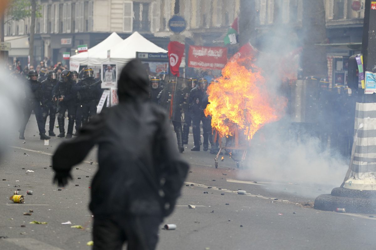 Tokom protesta u Parizu policija je nakon napada Molotovljevim koktelima intervenisala suzavcem. Nekoliko mladića sa kapuljačama na glavi bacilo je tri Molotovljeva koktela na pripadnike sigurnosnih snaga nakon čega su oni reagovali suzavcem.