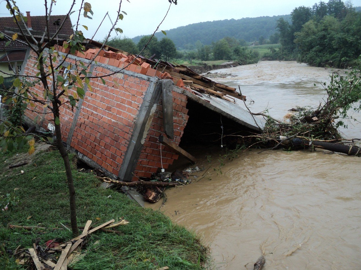 Voda odnijela kuću Karahasanovića u Brčkom: U prošlim poplavama smo izbjegli štetu, ovaj put nismo imali sreće
