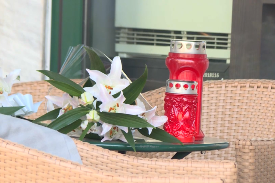 Ubistvo Amre Kahrimanović, na stolu cvijeće