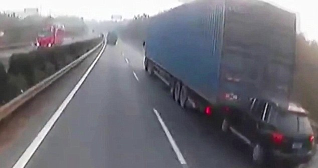VIDEO: Dešava se, zaboravio automobil i vozača koji mu se zabio u kamion, Life.ba