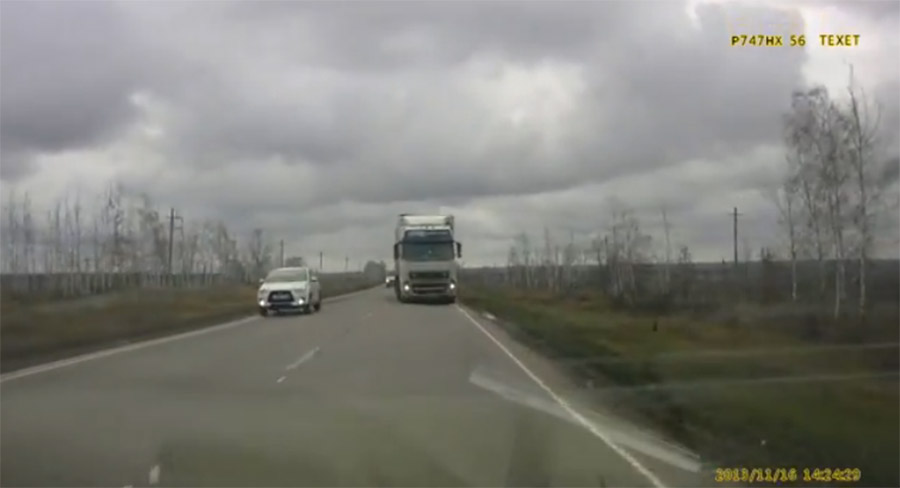 Gledaj i uči: I ovo je jedna od onih situacija kad kamion pretiče #video, Life.ba