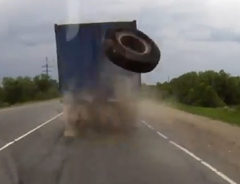 Gledaj i uči: Kako u vožnji izbjeći točak kamiona (VIDEO), Life.ba