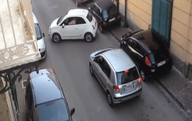 LOM: Muškarac za volanom u Fiatu 500  (VIDEO), Life.ba
