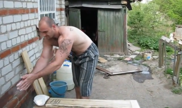 Kako je snažan: Zakucava eksere golim rukama (VIDEO), Life.ba