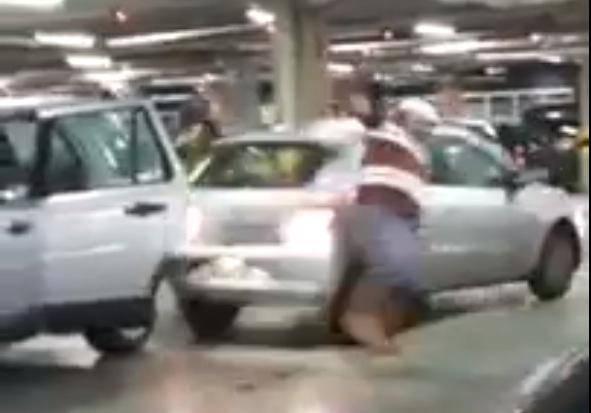 VIDEO: Kad vozač dobije slom živaca na parkingu tržnog centra, Life.ba