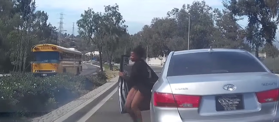 Imaju žene taj čudni običaj da iskaču iz automobila, u pokretu [video], Life.ba