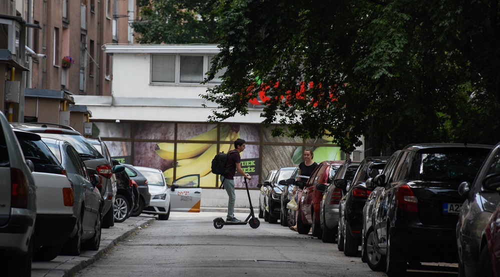 Policija u Sarajevu kažnjava vozače romobila koji voze trotoarom, Life.ba