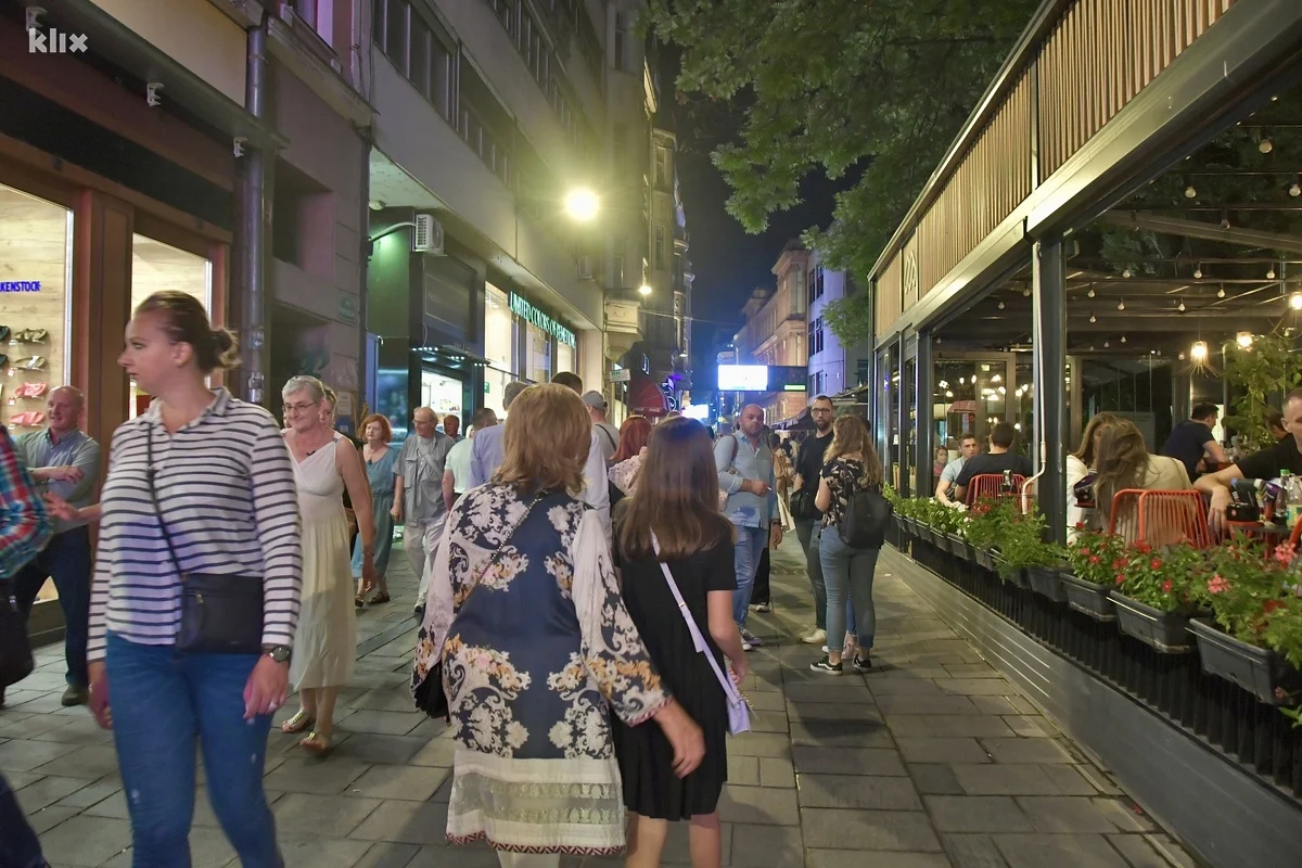 (FOTO) SFF na ulicama Sarajeva: Prepune ulice, traži se mjesto više u kafićima i baštama, Life.ba