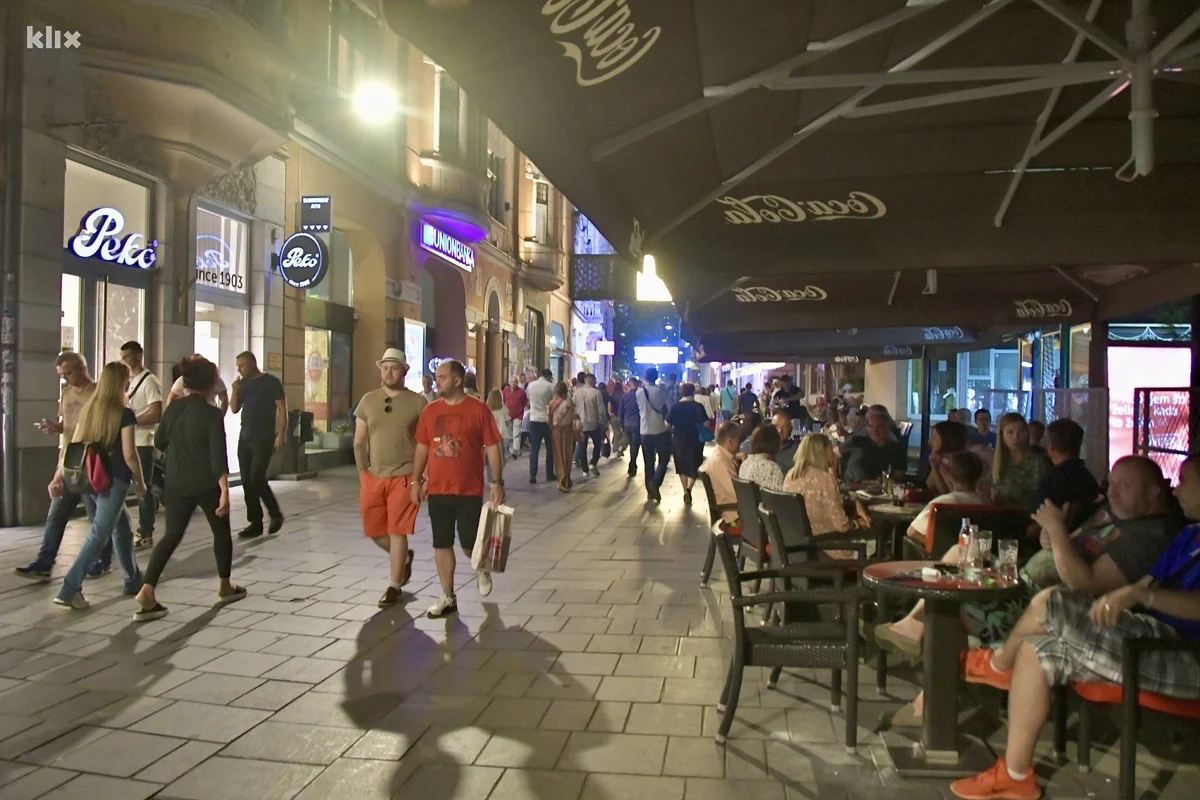 (FOTO) SFF na ulicama Sarajeva: Prepune ulice, traži se mjesto više u kafićima i baštama, Life.ba