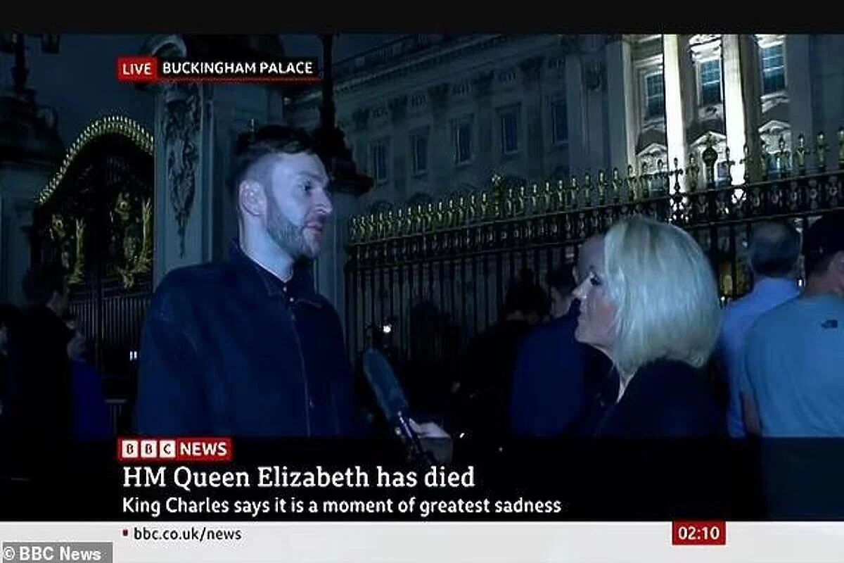 Video postao hit na društvenim mrežama: Nije znao da je umrla kraljica Elizabeta II, došao jer je vidio okupljanje, Life.ba