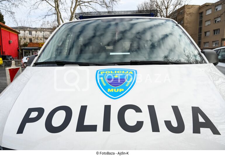 Policija u Mostaru zatekla četiri osobe kako plešu polugole, pa ih priveli, Life.ba