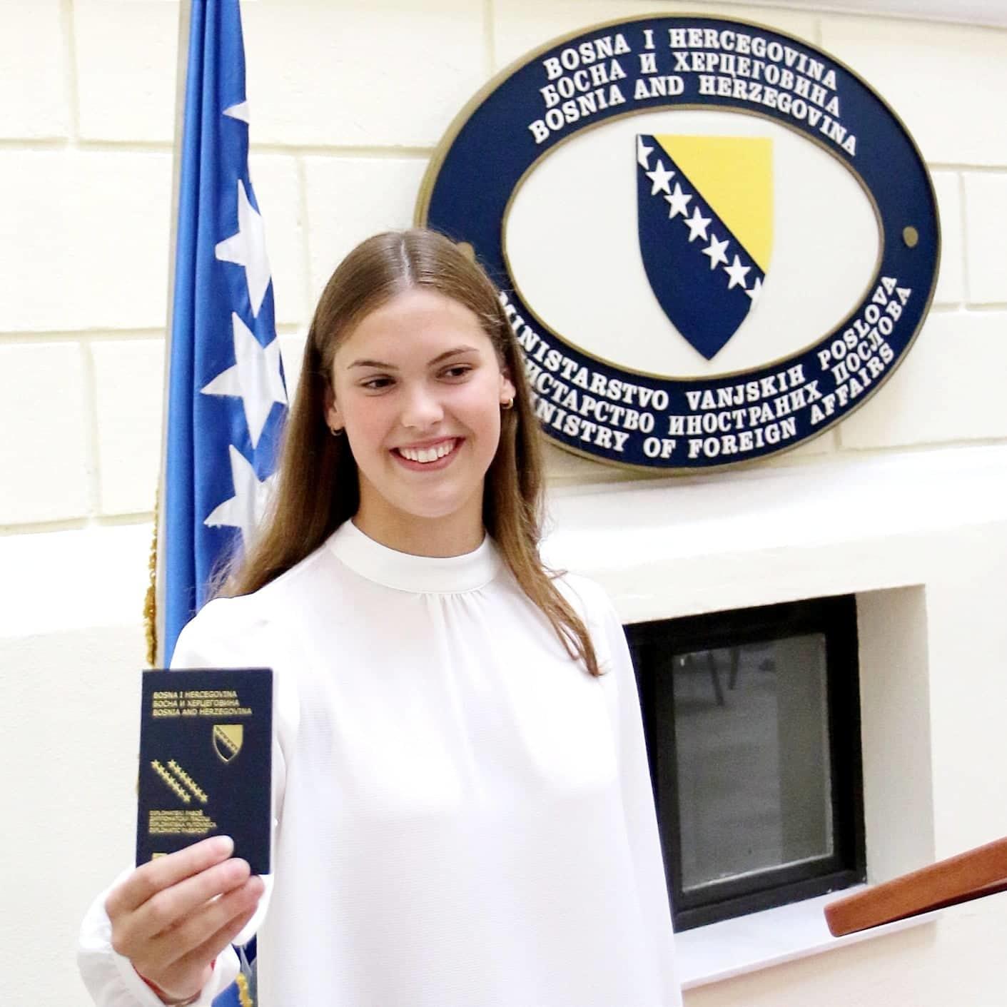 Diplomatski pasoš stigao u ruke najbolje bh. plivačice Lane Pudar, Life.ba