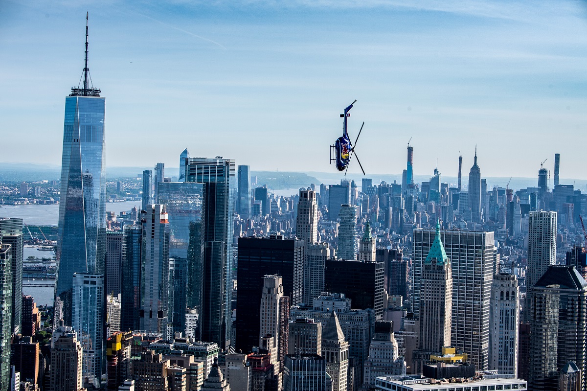 Iskusni pilot oduševio posmatrače: Vratolomije helikopterom iznad New Yorka od kojih staje dah, Life.ba