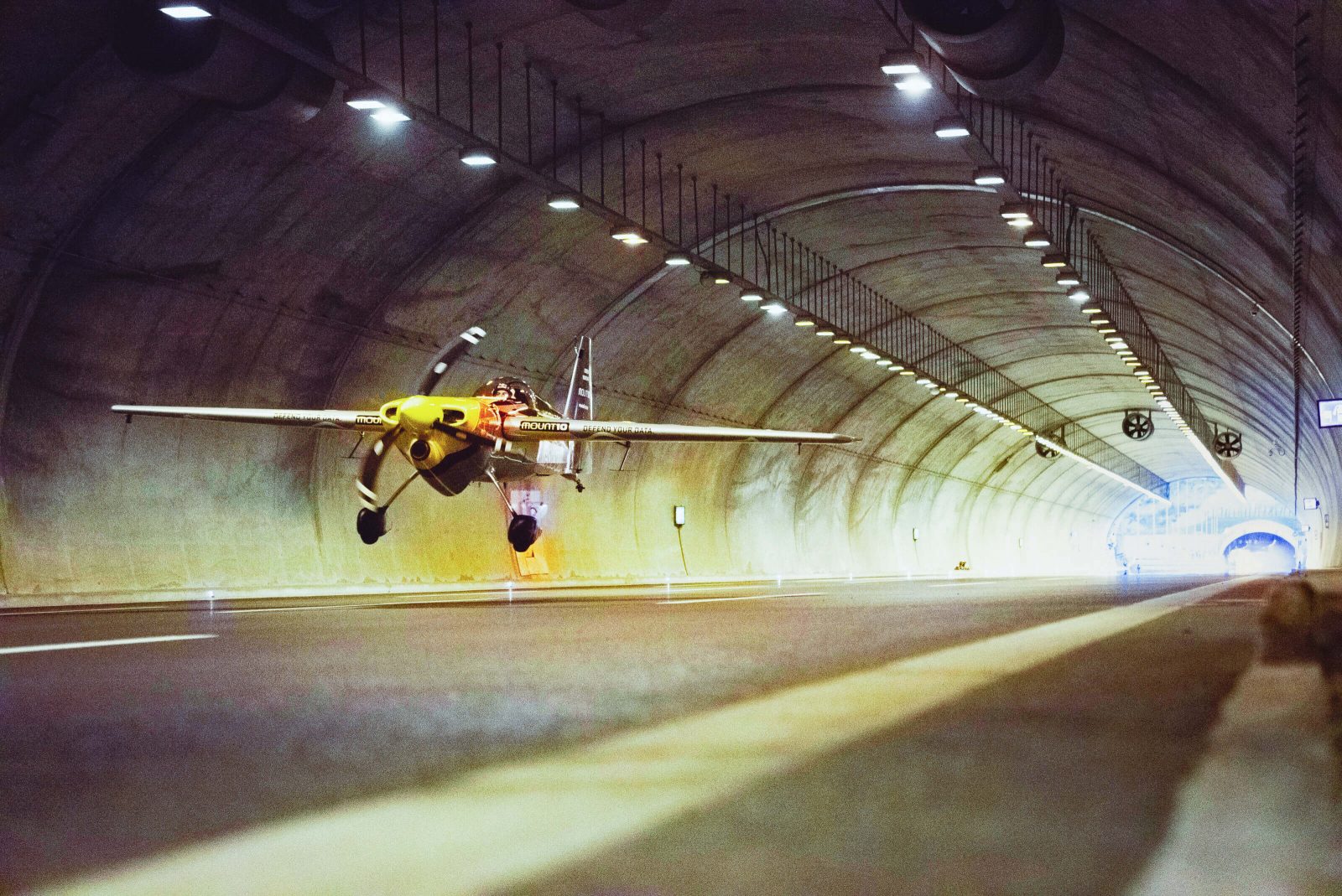 Pogledajte video: Niko još nije letio avionom kroz tunel, osim&#8230;, Life.ba