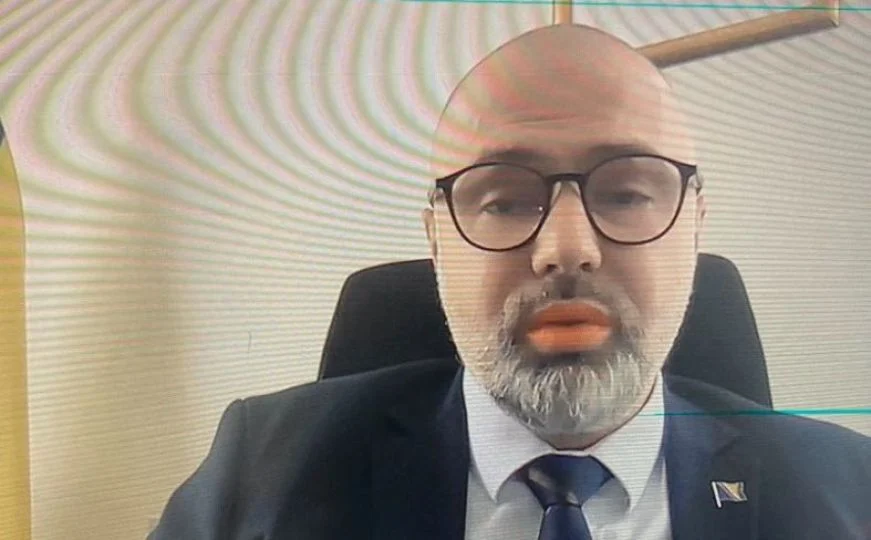 Ministar obrazovanja Tuzlanskog kantona postao hit: Uključio filter tokom snimanja, Life.ba