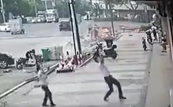 (VIDEO) HEROJ DANA: Muškarac uhvatio djevojčicu koja je pala sa zgrade, Life.ba