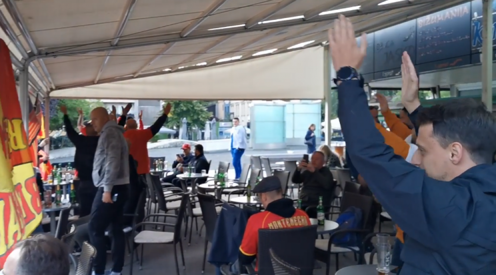 (VIDEO) Odlična atmosfera u Zenici: Crnogorci se okupili i zapjevali &#8220;Burek sa sirom&#8221;, Life.ba