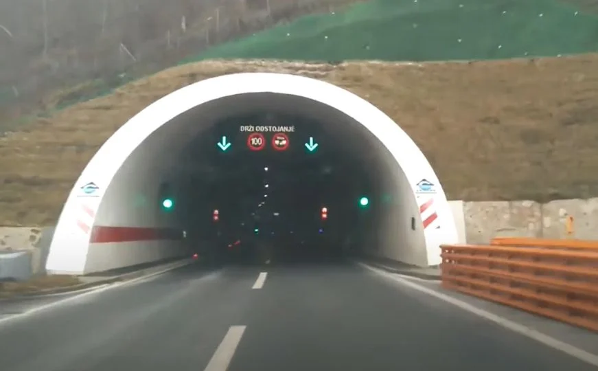 Na autoputu kod Sarajeva još jedna saobraćajna nesreća: Udario u zaštitni zid tunela automobilom, Life.ba
