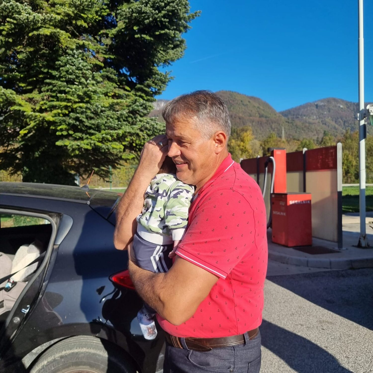 Priča sa sretnim završetkom zahvaljujući Bosancu: Midhat spasio dijete iz zaključanog auta, Life.ba