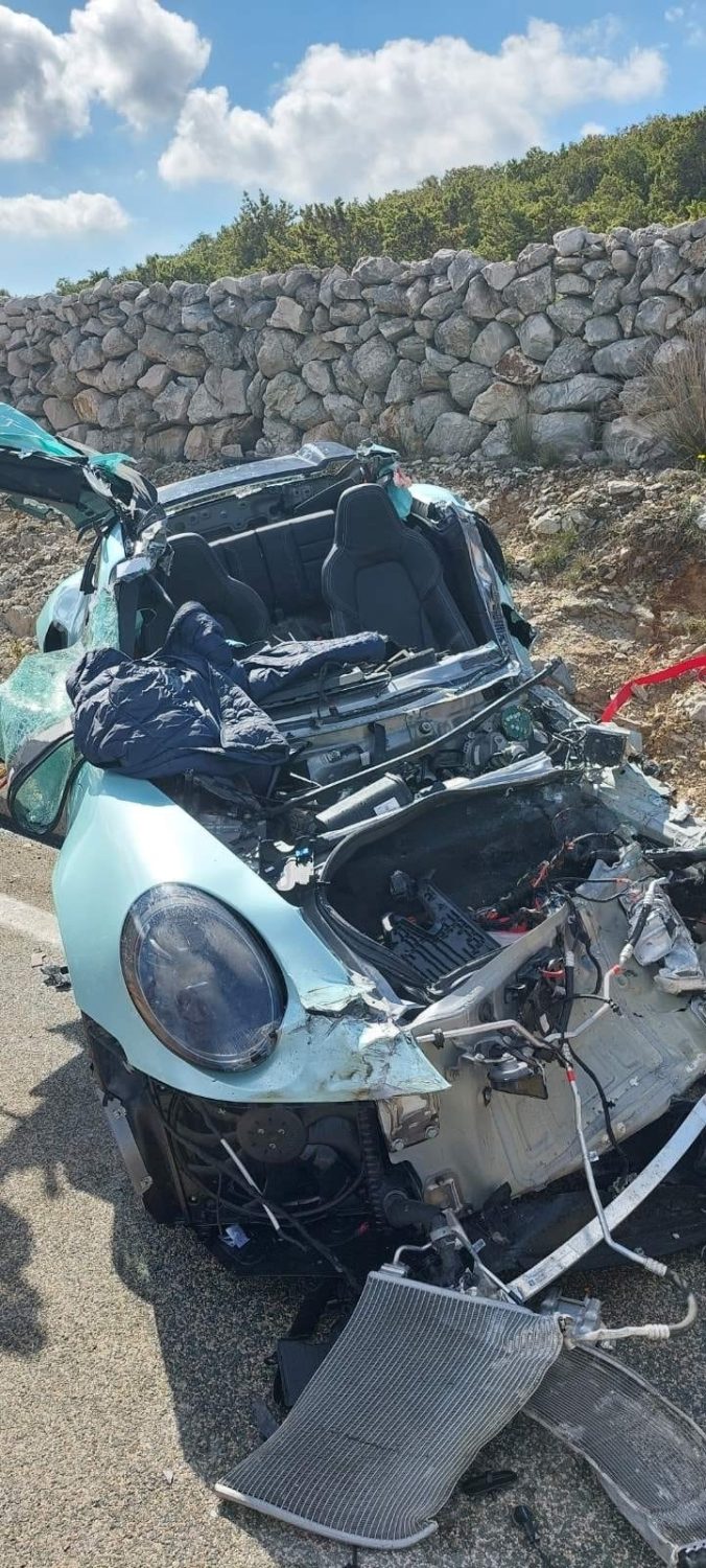 (FOTO) Stravična nesreća Porschea i cisterne: Od auta nije ostalo skoro ništa, Life.ba