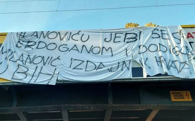 Na nadvožnjaku u centru Zagreba osvanuo zanimljiv plakat: &#8220;Milanović &#8211; izdajnik Hrvata u BiH&#8221;, Life.ba