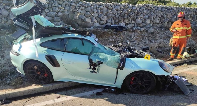 (FOTO) Stravična nesreća Porschea i cisterne: Od auta nije ostalo skoro ništa, Life.ba