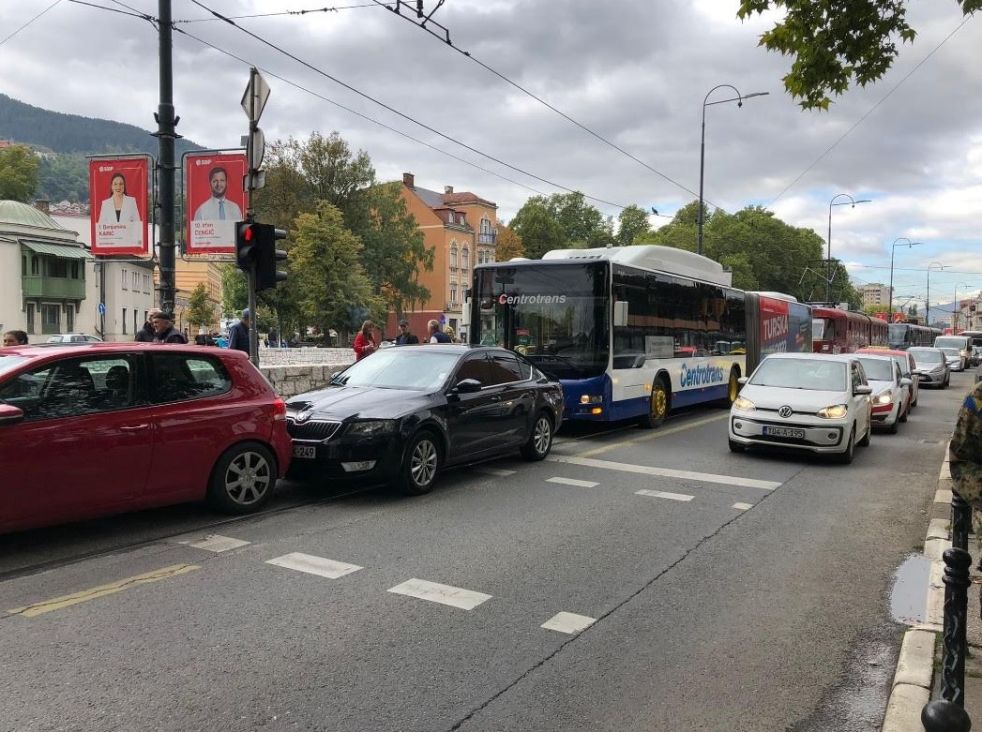 Sudar dva automobila i autobusa u Sarajevu: Dvije osobe povrijeđene, Life.ba
