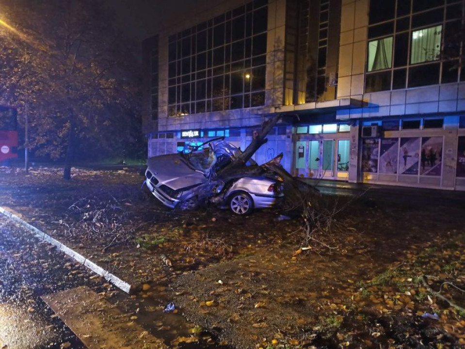 (FOTO) Stravična nesreća: Automobil sletio s ulice, zabio se u drvo i prepolovio se, Life.ba