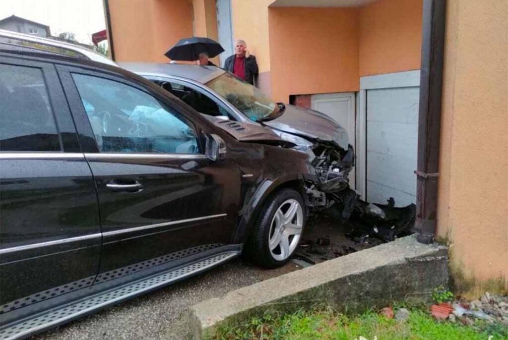 Teška saobraćajna nesreća u Mostaru: Dva automobila završila u dvorištu obiteljske kuće, Life.ba