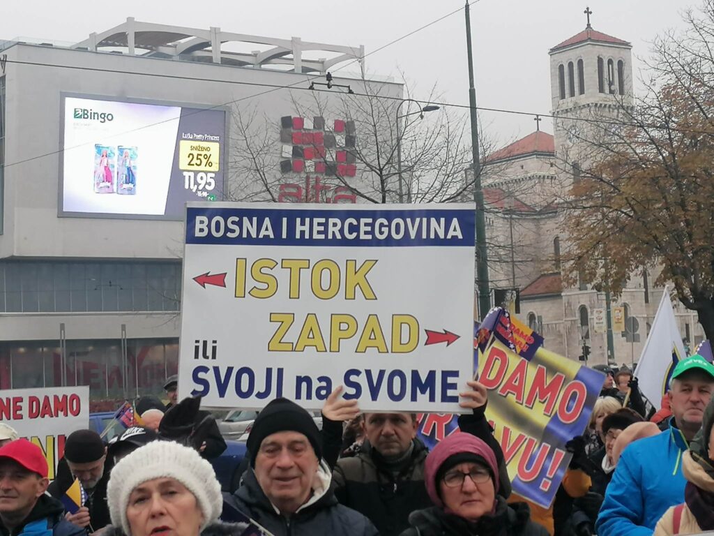 (FOTO) Počeli protesti u Sarajevu: Spremni smo braniti državu svojim tijelima, Life.ba