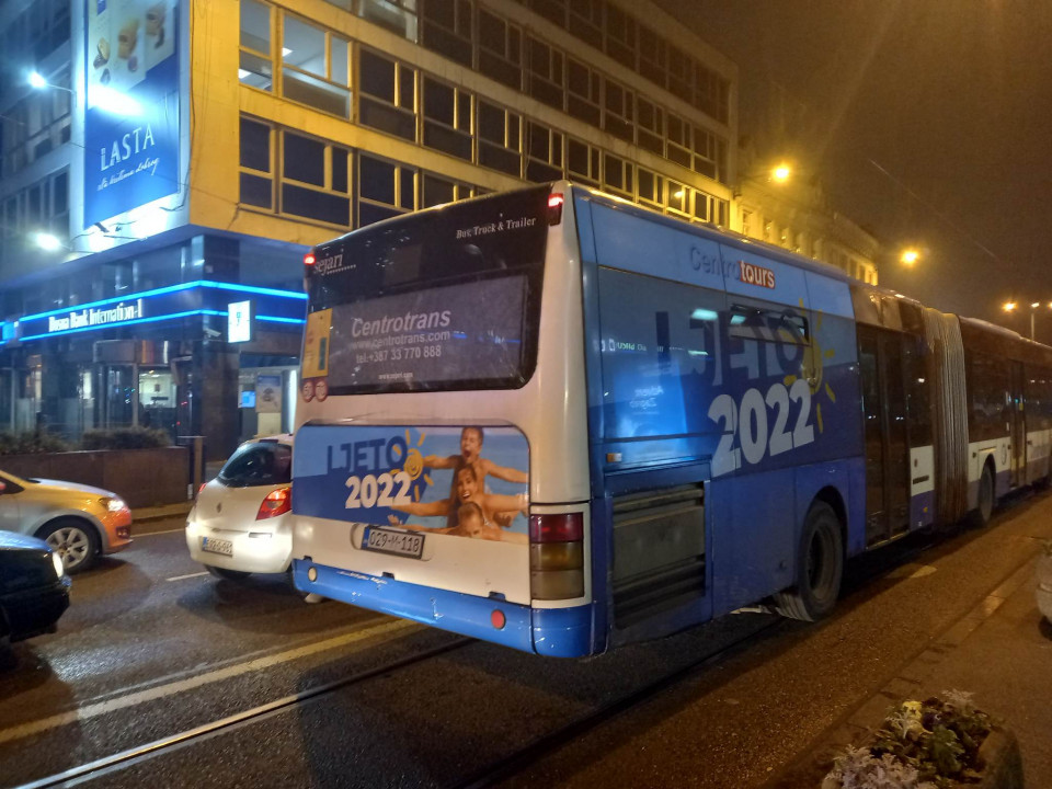(FOTO/VIDEO) Pogledajte oštećenja na autobusu na koji je pucano u centru Sarajeva, Life.ba