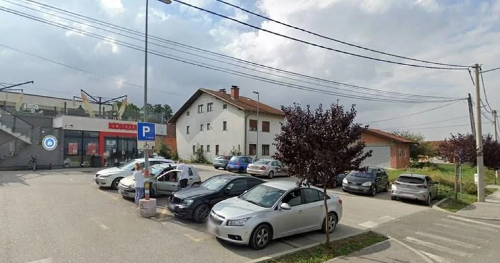 Bizaran obračun ispred kluba: Mladić se automobilom pokušao zabiti u ljude, oni ga pretukli, Life.ba