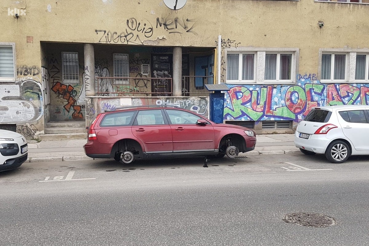 Policija privela osobu koja je bušila gume na automobilima srbijanskih registrarskih tablica u Sarajevu, Life.ba