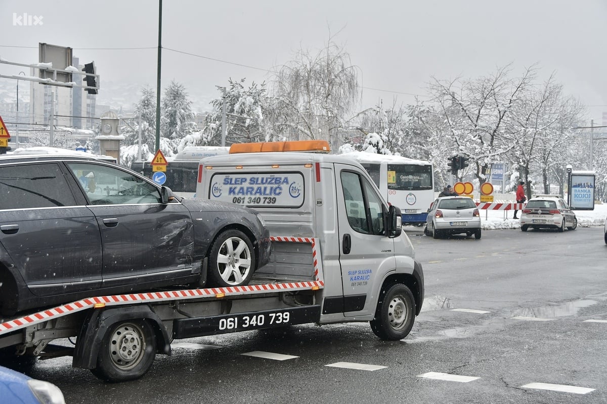 Saobraćajna nesreća u Sarajevu: Sudarila se četiri automobila i autobus, Life.ba