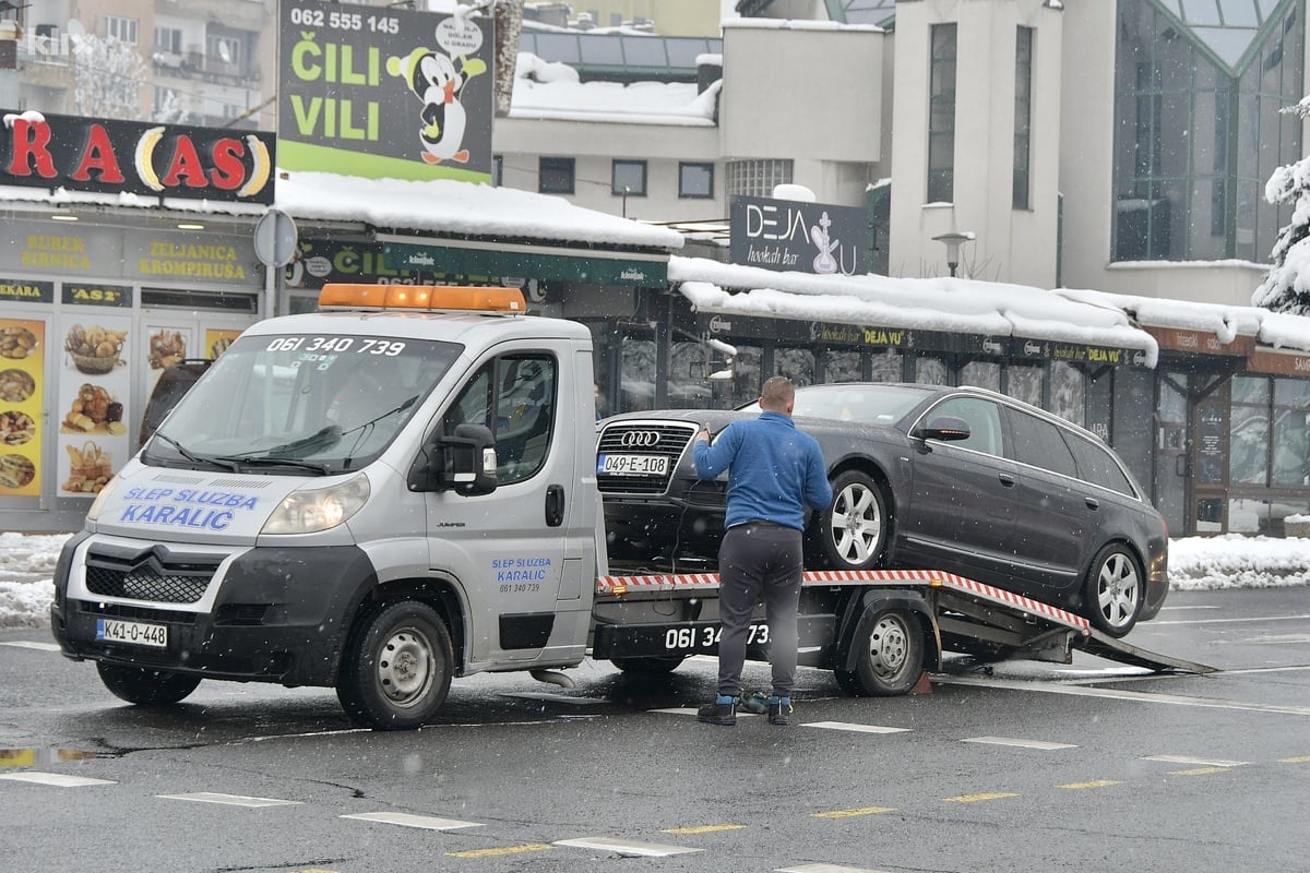 Saobraćajna nesreća u Sarajevu: Sudarila se četiri automobila i autobus, Life.ba